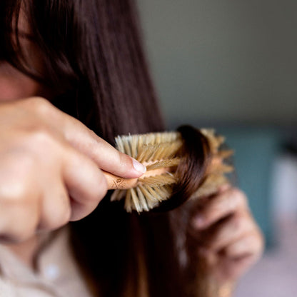 La brosse brushing Bachca utilisée dans des cheveux lisses.