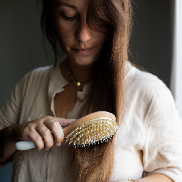 La brosse démêlage et brillance Bachca utilisée sur des cheveux lisses.