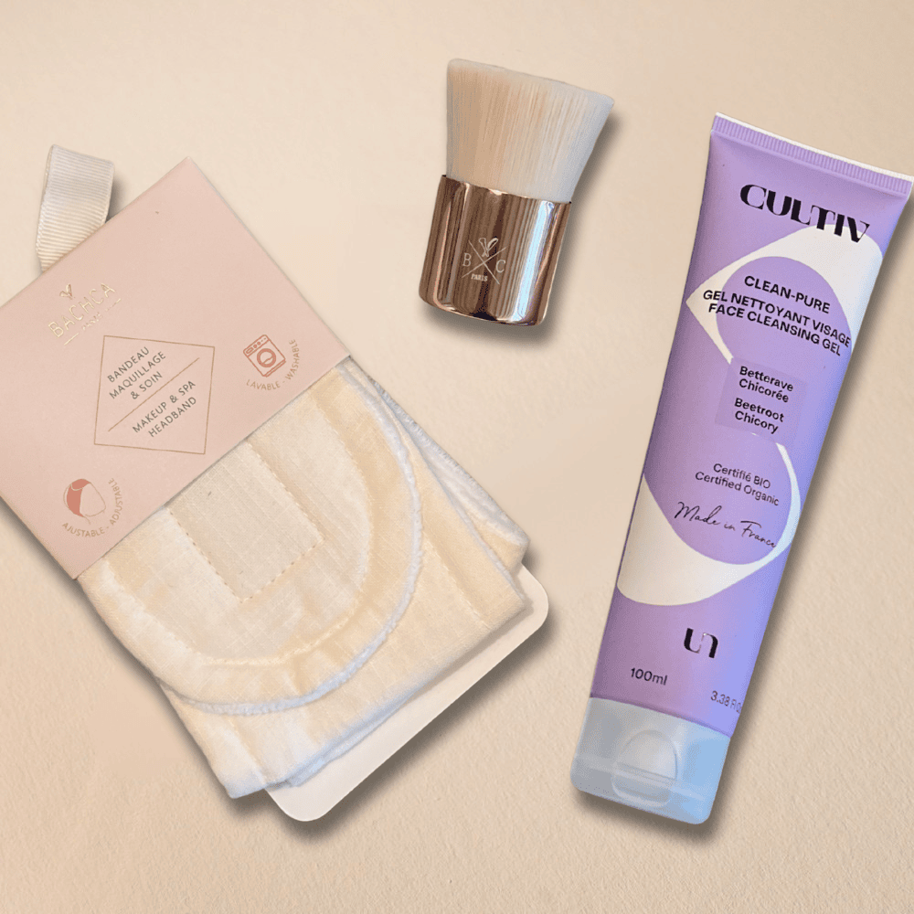Pack "Clean Pure" comprenant une brosse nettoyante visage et un bandeau de soin en tissu crème de la marque Bachca, accompagnés d’un gel nettoyant visage bio de la marque Cultiv. Produits présentés sur fond rose pâle.