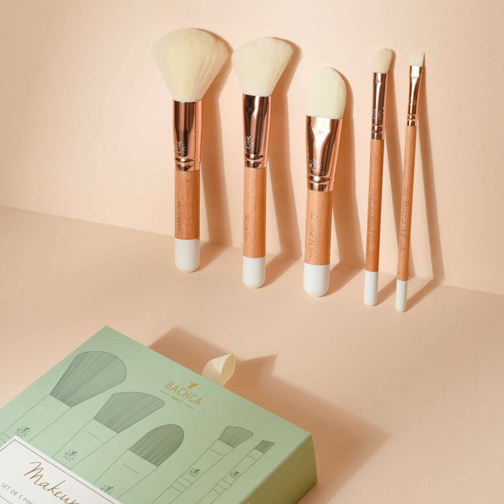 Coffret de pinceaux maquillage Bachca comprenant 5 pinceaux visage et yeux en bois de hêtre et poils vegan, pour un maquillage précis et naturel.