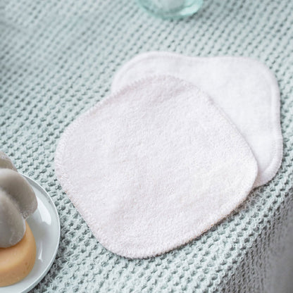 Cotons lavables Bachca posés sur une serviette texturée, prêts à l’usage dans une routine beauté zéro déchet.