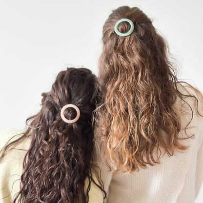 Deux femmes de dos, une blonde, une brune coiffées d&