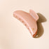 Grande pince à cheveux rose dragée Bachca, au design élégant et minimaliste, parfaite pour maintenir vos coiffures avec style.