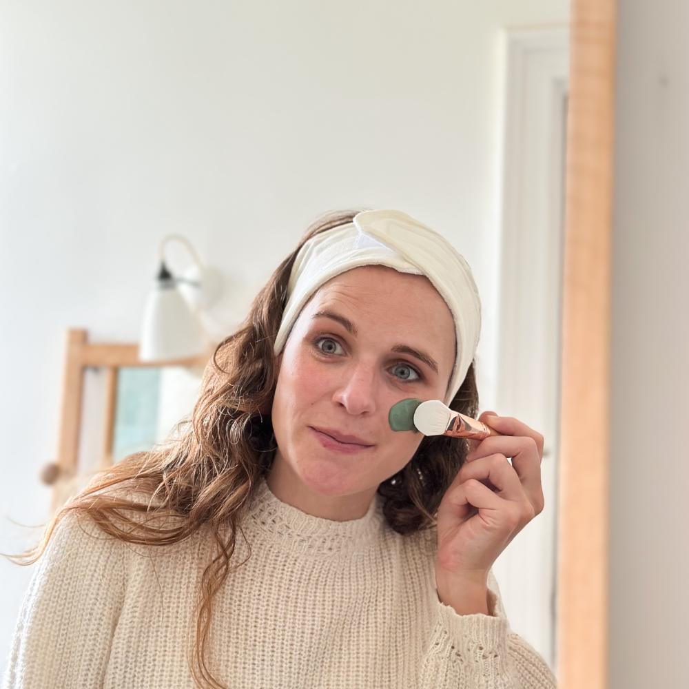Femme devant un miroir posant un masque pour le visage à l&