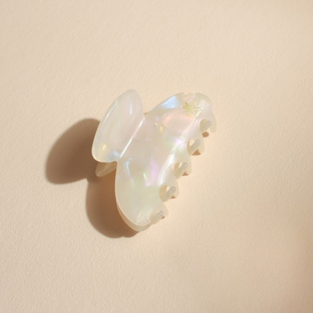 Pince à cheveux moyenne Bachca en acétate de cellulose effet nacré, design ergonomique et élégant.
