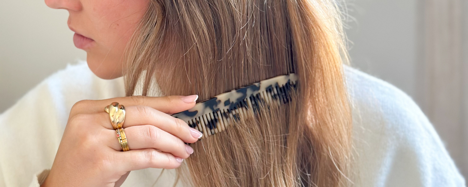 Jeune femme de démêle les cheveux à l'aide du peigne cheveux fins de la marque Bachca.