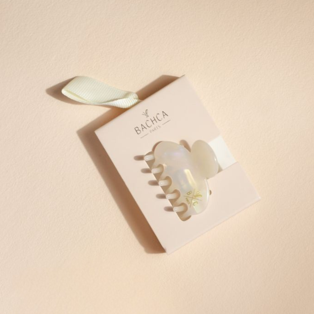 Petite pince à cheveux Bachca en acétate de cellulose nacré, idéale pour attacher les mèches, packaging élégant avec ruban.