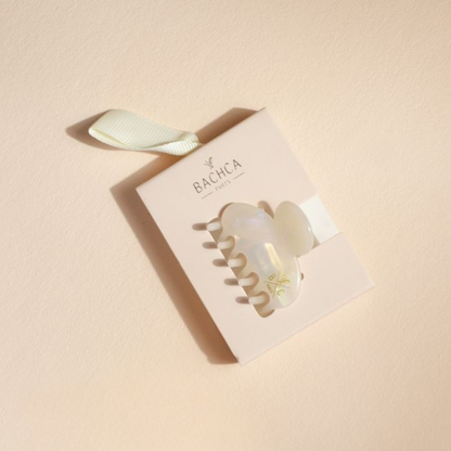 Petite pince à cheveux Bachca en acétate de cellulose nacré, idéale pour attacher les mèches, packaging élégant avec ruban.
