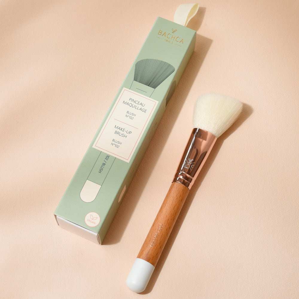 Pinceau blush Bachca avec manche en bois de hêtre et poils souples pour une application précise et uniforme du fard à joues.