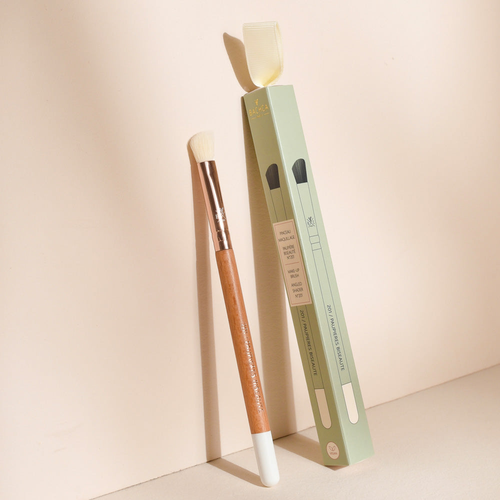 Pinceau paupières biseauté Bachca avec manche en bois de hêtre naturel et poils ultra doux, parfait pour estomper les fards et réaliser un maquillage des yeux précis et harmonieux.