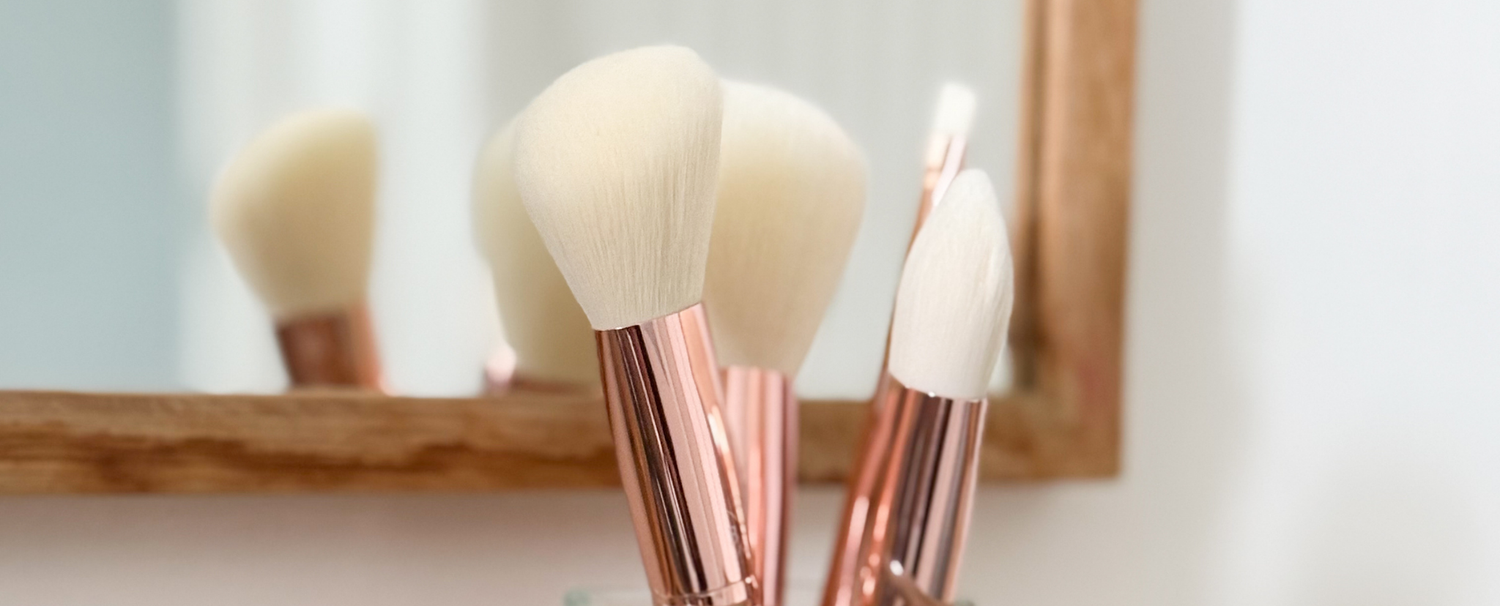 Zoom sur les têtes de pinceaux à maquillage de la marque Bachca. Les poils des pinceaux sont blancs en poils synthétiques d'une douceur imparable.