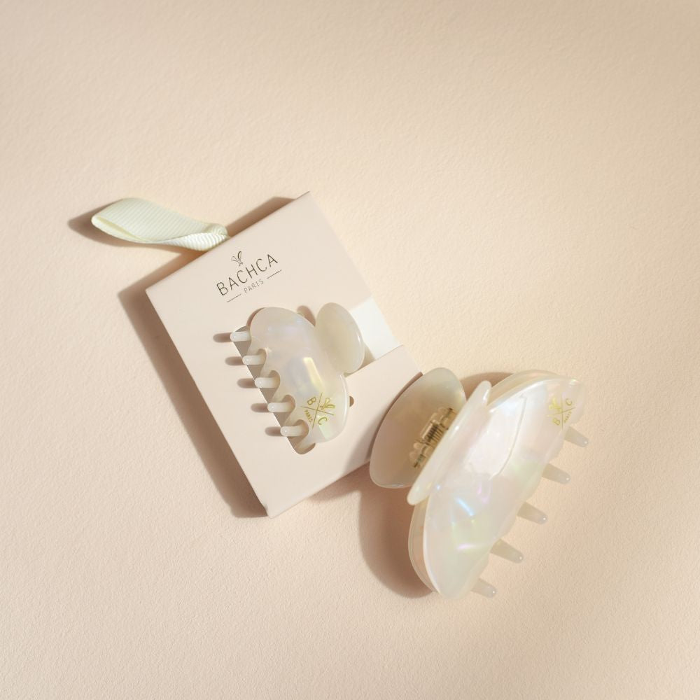 Pinces à cheveux Bachca en acétate de cellulose nacré, une grande et une petite, sur packaging élégant avec ruban.