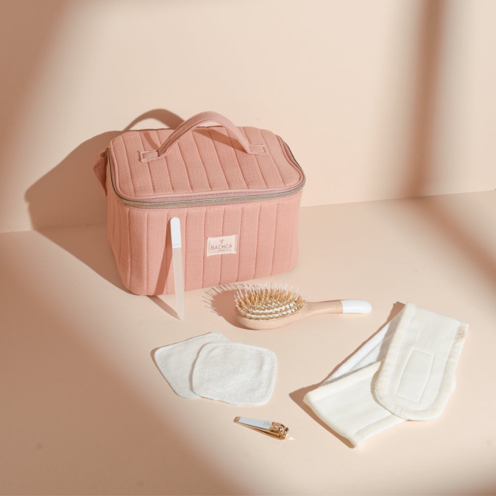 Vanity all in one Bachca rose avec brosse en bois, bandeau maquillage et soin, cotons réutilisables, lime à ongles et coupe-ongles dorés.
