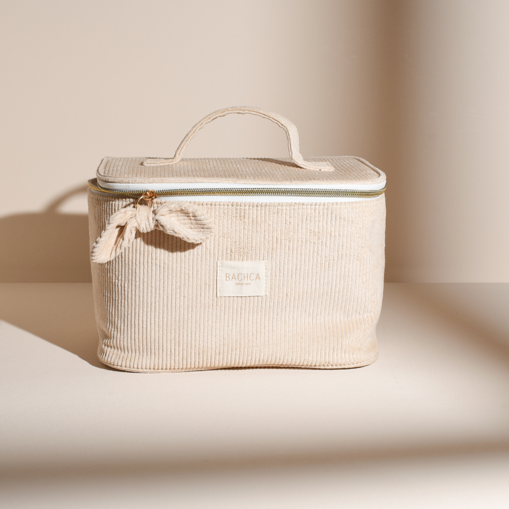 Vanity BACHCA en velours beige sable avec poignée, posé sur fond crème, éclairage naturel doux.