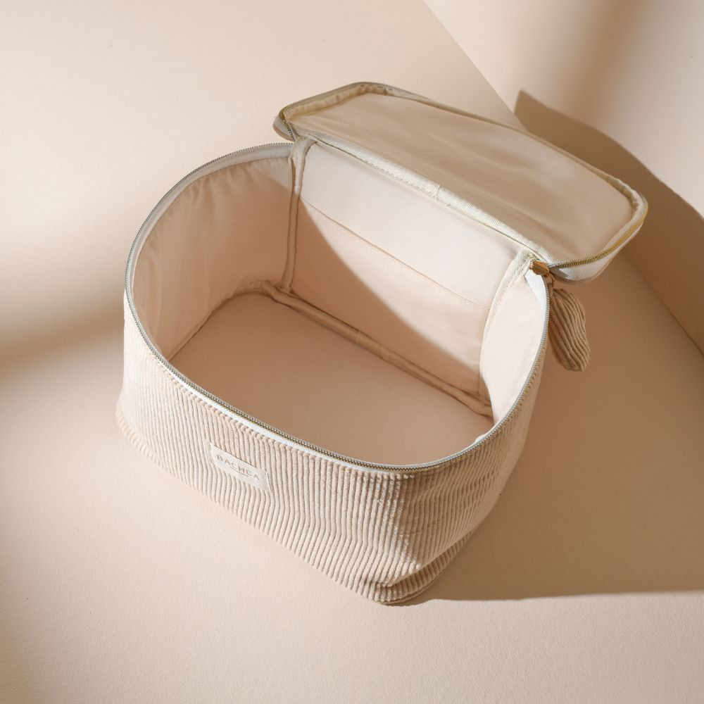 Intérieur du vanity BACHCA en velours beige ouvert, vue de dessus, lumière douce sur fond crème.