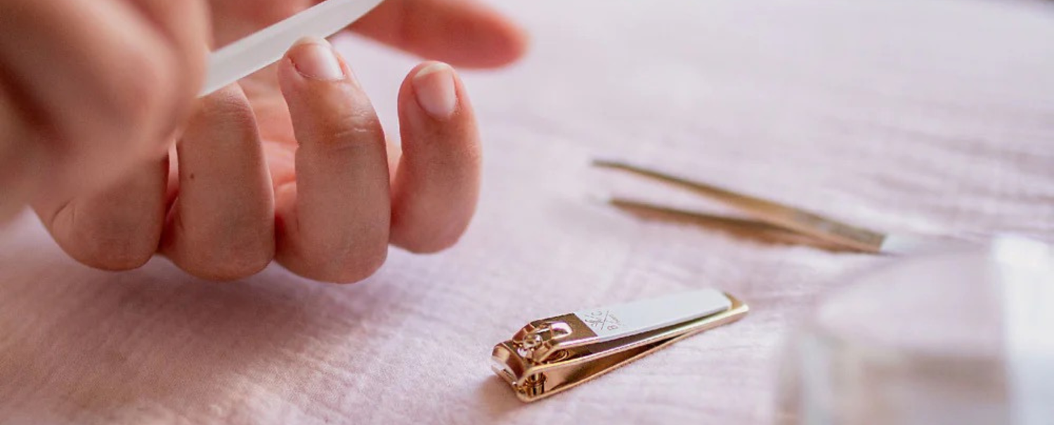 Gros plan sur l'utilisation d'une lime à ongles de la marque Bachca.