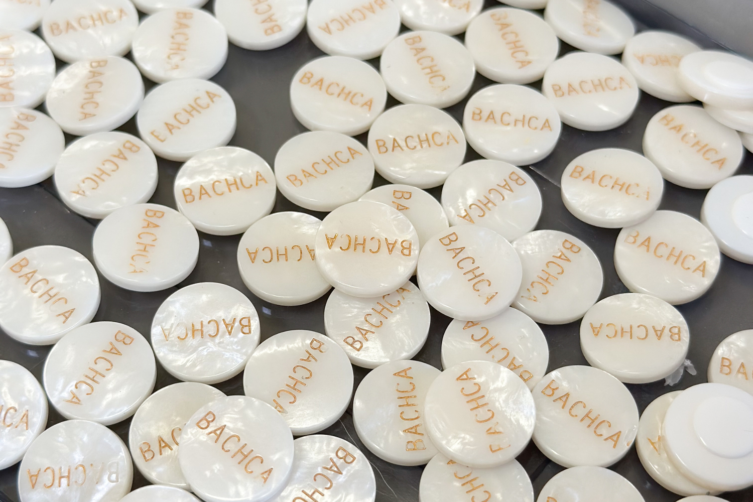 Zoom sur les pastilles nacrées destinées aux brosses à cheveux fabriquées en France de la marque Bachca.