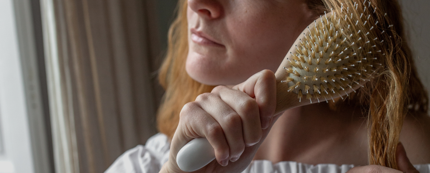 Gros plan sur la pneumatique d'une brosse à cheveux de la marque Bachca.