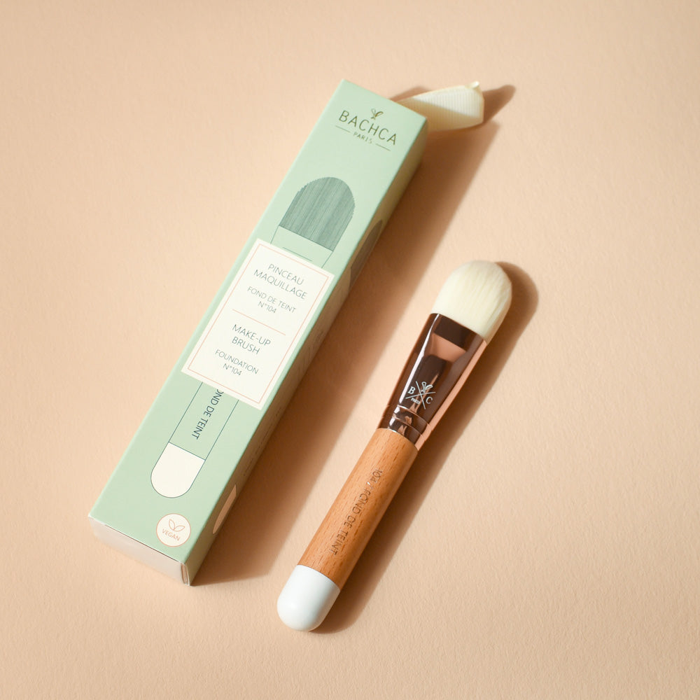 Pinceau fond de teint Bachca en bois de hêtre naturel avec embout rose gold et poils vegan, parfait pour une application précise et homogène du maquillage.