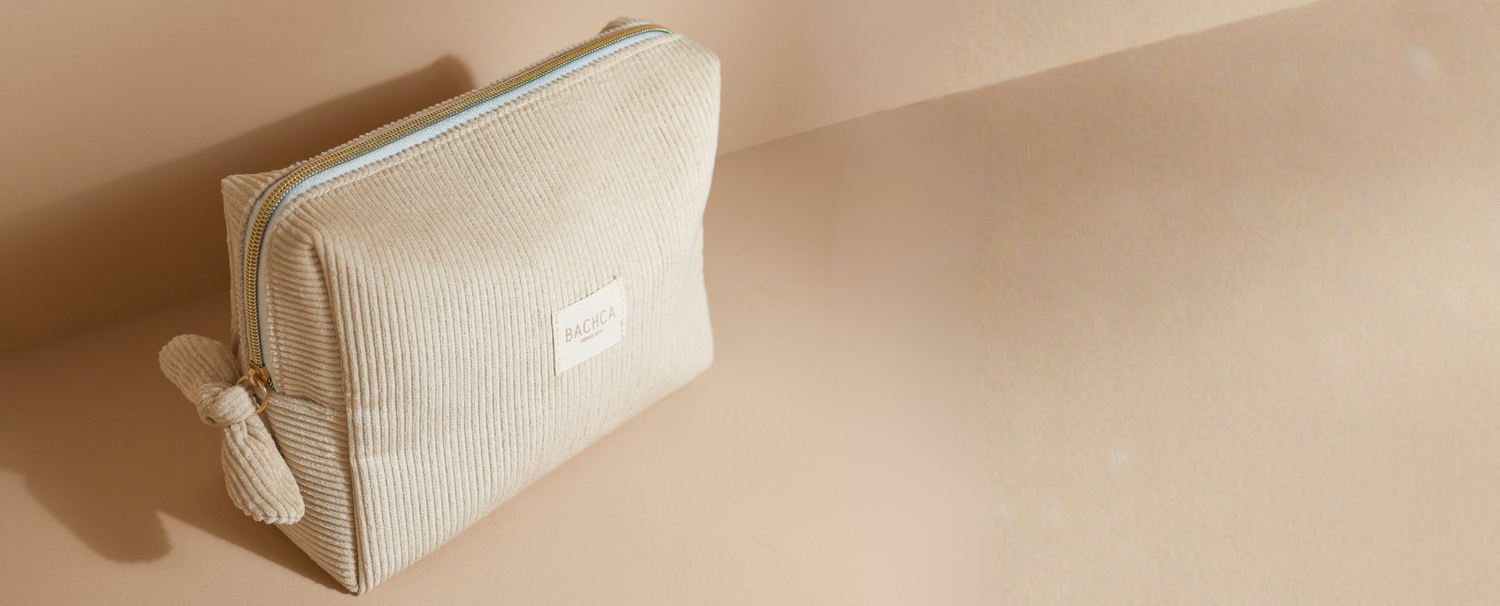 Photo studio sur fond rose pâle de la trousse de toilette velours de la marque Bachca.