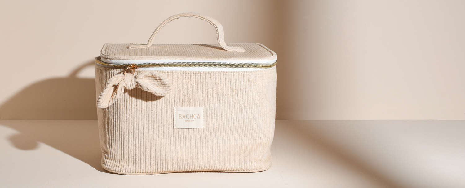 Photo studio sur fond rose pâle du vanity en velours côtelé couleur sable de la marque Bachca.