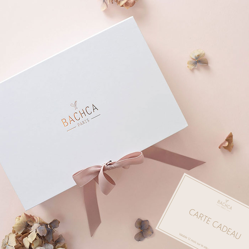 Élégante carte cadeau Bachca présentée dans un coffret raffiné blanc orné d’un ruban rose poudré, parfaite pour offrir beauté et délicatesse.