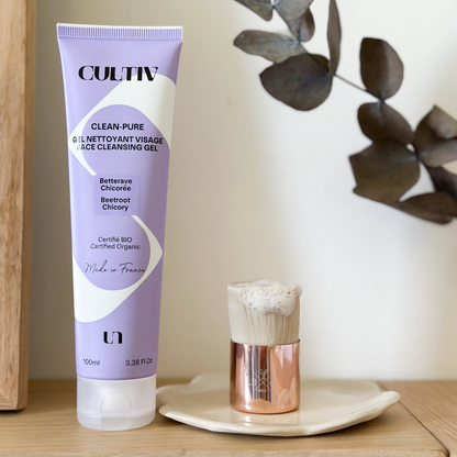 Gel nettoyant visage Cultiv à la betterave et chicorée avec une brosse nettoyante visage Bachca. 